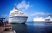 06 Hafen Warnemuende_Kreuzfahrtschiff Royal Viking Sun und Faehre nach Schweden
